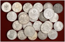 s. XX. Alemania. 5 (veintisiete) y 10 marcos (ocho). AG. Total 35 monedas. A examinar. MBC+/S/C.