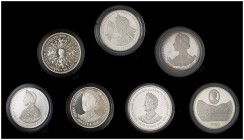 1980. Jamaica. Isabel II. 80º Aniversario de la Reina madre. Estuche oficial con certificado conteniendo 7 monedas en plata tamaño duro de diferentes ...