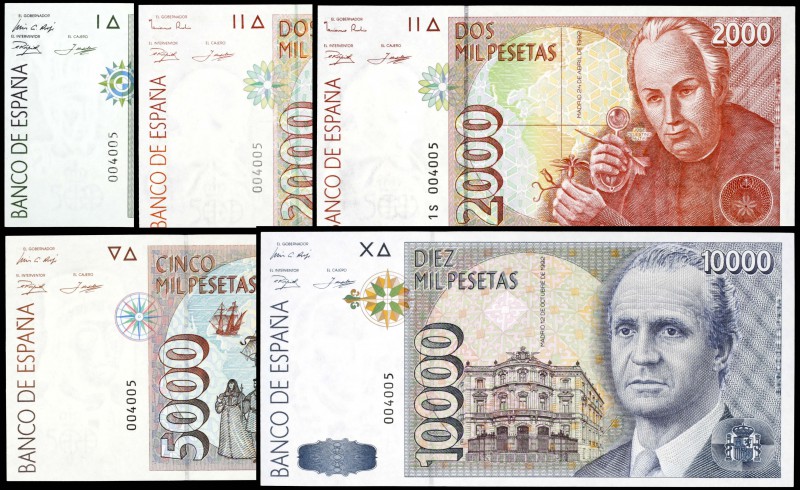 1992. 1000, 2000 (dos), 5000 y 10000 pesetas. Lote de 5 billetes, todos con la m...