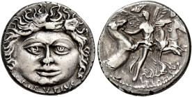 L. Plautius Plancus 

Denario 47, 3,81 g. Testa della Gorgona di fronte; sotto, L PLAVTIVS. Rv. L’Aurora librata in volo verso d. conduce i cavalli ...