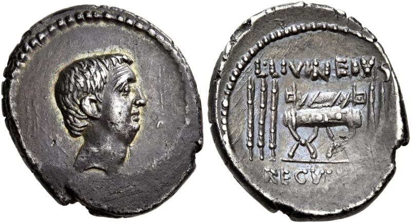 L. Livineius Regulus 

Denario 42, AR 3,43 g. Testa di Livineio Regolo a d. Rv...