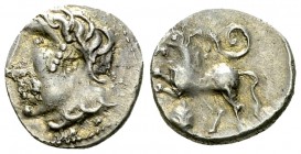 Arverni AR Quinarius 

Gallia, Arverni . AR Quinarius (13-14 mm, 1.89 g).
Av. Männlicher Kopf mit markanten Haarlocken nach links; eine Locke reich...