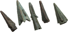 Lot of five (5) arrow heads in different shapes and sizes. Roman period.