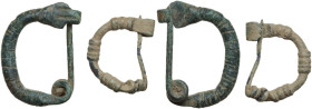Lot of two (2) bronze fibulae, bow-shaped with geometric embellishments, intact. Late Roman. 16 mm and 22 mm.