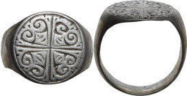 Silver ring, bezel decorated with geometric floral patterns. Islamic. Inner diameter: 17 mm, bezel diameter: 15 mm.