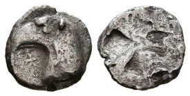 AEOLIS, Kyme. Hemióbolo. (Ar. 0,34g/8mm). 450-400 a.C. (SNG Copenhagen 32). Anv: Cabeza de águila a izquierda, delante KY. Rev: Cuatripartito incuso. ...