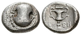 BOEOTIA, Thebes. Hemidracma. (Ar. 2,48g/14mm). 425-375 a.C. (HGC 4, 1348). Anv: Escudo de Boeotia. Rev: Cántaro, encima mazo, entre letras griegas. MB...