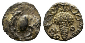 CILICIA, Soloi. Obolo. (Ar. 0,55g/9mm). 465-350 a.C. (SNG BnF 184 var). Anv: Cabeza con casco de Atenea a derecua. Rev: Racio de uvas con rama, entre ...