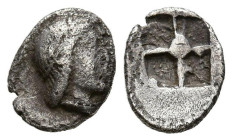 GALIA, Massalia. Obolo. (Ar. 0,45g/9mm). Siglo V-Siglo IV a.C. Anv: Cabeza femenina diademada a derecha. Rev: Cuadripartito. MBC.