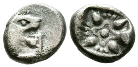 JONIA, Miletos. Dracma. (Ar. 1,10g/10mm). 510-494 a.C. (SNG Copenhagen 952). Anv: Cabeza de león a derecha. Rev: Diseño floral incuso. MBC+.