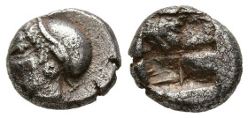 JONIA, Phokaia. Obolo. (Ar. 1,24g/10mm). 521-478 a.C. (SNG von Aulock 1813/5). Anv: Cabeza femenina con cabeza a izquierda. Rev: Cuatripartito incuso....