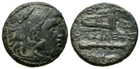REYES DE MACEDONIA, Alejandro III el Grande. Ae20. (Ae. 5,76g/20mm). 336-323 a.C. (Price 284). Anv: Cabeza de Heracles con piel de león a derecha. Rev...