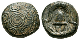 REYES DE MACEDONIA, Filipo III Arrhidaios. Ae15. (Ae. 4,72g/15mm). 323-317 a.C. (Price 2072). Anv: Escudo macedonio. Rev: Casco macedonio con cresta, ...