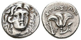 REYES DE MACEDONIA, Perseo. Dracma. (Ar. 2,64g/15mm). 179-168 a.C. (HGC 6, 1453). Anv: Cabeza de Helios mirando a derecha. Rev: Rosa, entre P-O, encim...