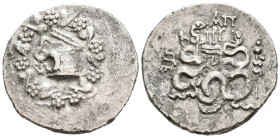 MISIA, Pérgamo. Cistóforo. (Ar. 11,91g/27mm). 92-88 a.C. (SNG BN 1732/3). Anv: Cista mística con una serpiente, rodeada de corona de yedra. Rev: Dos s...
