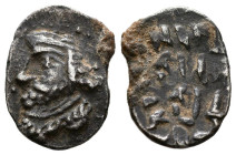 REYES DE PERSIA, Rey incierto. Obolo. (Ar. 0,64g/12mm). Siglo II a.C. Anv: Busto del rey a izquierda. Rev: Monograma alrededor de leyenda. MBC.