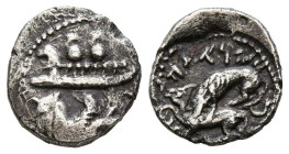 PHOENICIA, Byblus. 1/16 Shekel. (Ar. 0,71g/10mm). 400-326 a.C. (HGC 10, 135). Anv: Galera con cabeza de león a izquierda con dos hoplitas, debajo hipo...