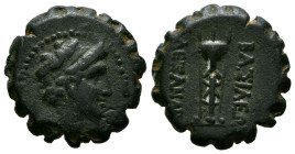 REINO SELEUCIDA, Demetrios I Soter. Ae16. (Ae. 3,70g/16mm). 162-150 a.C. (HGC 9, 821). Anv: Cabeza laureada de Apolo a derecha. Rev: Trípode entre dos...