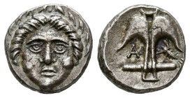 TRACIA, Apolonia Pontika. Dióbolo. (Ar. 1,15g/11mm). 400-350 a.C. (Seaby 1657). Anv: Cabeza de Apolo de frente. Rev: Ancla entre A y langosta. EBC-. B...