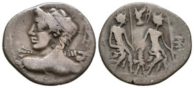 GENS CAESIA. Denario. (Ar. 3,60g/21mm). 112-111 a.C. Sur de Italia. (FFC 222; Crawford 298/1). Anv: Busto diademado de Apolo a izquierda lanzando haz ...