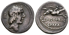 GENS CALPURNIA. Denario. (Ar. 3,45g/18mm). 90 a.C. Roma. (FFC 304; Crawford 340/1). Anv: Cabeza de Apolo laureada a derecha delante letra D, detrás T....