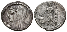 GENS CASSIA. Denario. (Ar. 3,57g/18mm). 55 a.C. Roma. (FFC 561; Crawford 413/1). Anv: Busto velado de Vesta a izquierda, detrás copa. Rev: Ciudadano r...