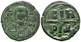 ROMANO IV. Follis. (Ae. 5,73g/27mm). 1068-1071 d.C. Constantinopla. (Seaby 1866). Anv: Busto de Cristo de frente portando evangelio, entre: IC-XC/NI-K...