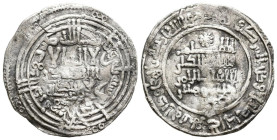 CALIFATO DE CÓRDOBA. Abd al- Rahman III al-Nasir. Dírham (Ar. 2,50g/24mm). 330 H. Al-Andalus. Con Qasim en I.A. (Vives 396, Frochoso 330.10d). MBC.
