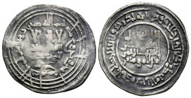 CALIFATO DE CÓRDOBA. Abd al- Rahman III al-Nasir. Dírham (Ar. 2,95g/24mm). 332 H. Al-Andalus. Con Qasim en I.A. (Vives 398, Frochoso 332.12d). MBC.