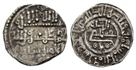 ALMORAVIDES, Ali ibn Yusuf y el Emir Sir. Quirate. (Ar. 0,63g/11mm). 522-533H. (Vives No cita; Hazard No cita; Benito Cf12 cita Eustache 341A). Anv: H...