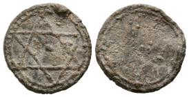 TAIFAS ALMORÁVIDES. Amuleto monetiforme de al- Andalus. (Pb. 1,68g/14mm). S. Xl-Xll d.C. Sello de Salomón en I.A. y anepígrafo en II.A. (Similar Gaspa...