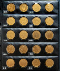 JUAN CARLOS I (1975-2014). Hojas pardo compuesta por 36 monedas de 100 Pesetas, acuñadas entre 1982 y 2001. Alto nivel de conservación en general. A E...
