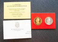 JUAN CARLOS I. Conjunto de dos medallas, una en oro (Au. 25,29g/36mm) y otra en plata (Ar. 16,43g/36mm). 1977. Conmemoración de la Apertura de las Cor...