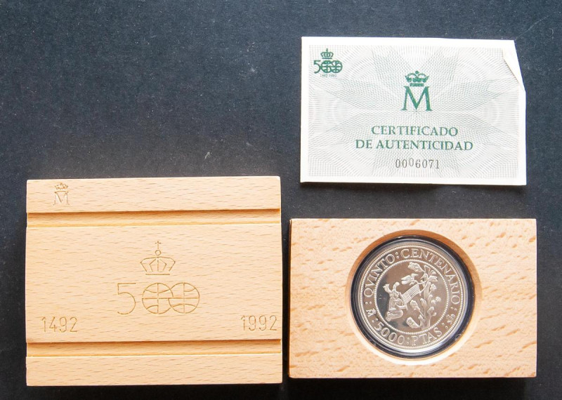 JUAN CARLOS I (1975-2014). 5000 Pesetas. (Ar. 54,00g/40mm). Serie Quinto Centena...