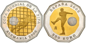 JUAN CARLOS I (1975-2014). 300 Euros (Au-Ar. 28,91g/40mm). 2005. FNMT. Mundial de Fútbol Alemania 2006. Moneda bimetálica: centro en oro de 0.999 milé...