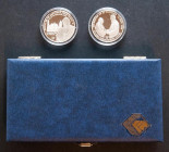 CUBA. Estuche compuesto por 2 monedas de plata de 10 Pesos conmemorativos acuñadas en 1997 y 1998: Encuentro en el Vaticano y Visista de Juan Pablo II...