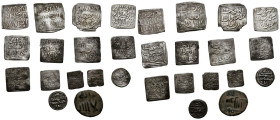 HISPANO ARABE. Conjunto de 15 monedas de distintas épocas de la numismática hispano árabe de distintos módulos. A EXAMINAR.