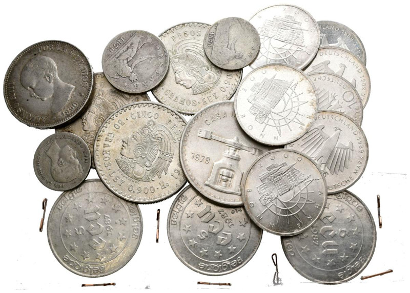 MONEDAS EXTRANJERAS. Conjunto de 18 monedas de plata entre las que destacan 7 mo...