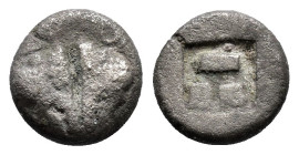 LESBOS. Uncertain mint. BI 1/12 Stater (Circa 550-480 BC). Obv: ΛEΣ. Confronted boar heads. Rev: Quadripartite incuse square. HGC 6, 1067. AR 0,88g