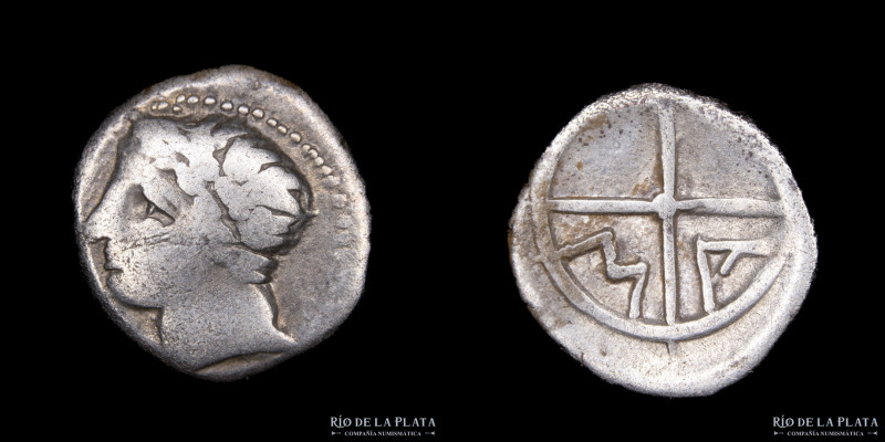 Massalia, Galia (ca. Siglo IV AC) AR Óbolo. 10.0mm; 0.69g. A: Cabeza de Apolo a ...