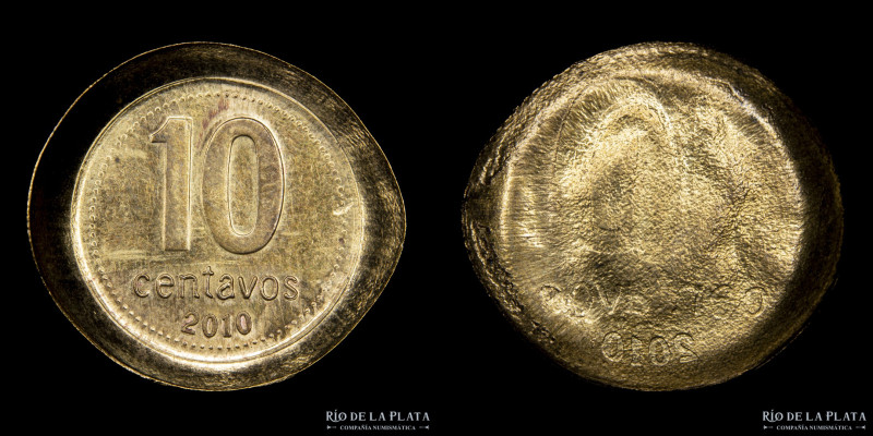 Argentina. Error. 10 Centavos 2010. Tapa de cuño. Bronce; 23mm; 2.23g. (UNC)

...