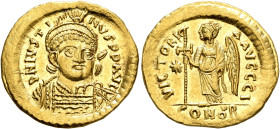 Justin I, 518-527. Solidus (Gold, 20 mm, 4.49 g, 6 h), Constantinopolis, 518-522. D N IVSTINVS P P AVG Pearl-diademed, helmeted and cuirassed bust of ...