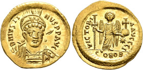 Justin I, 518-527. Solidus (Gold, 20 mm, 4.49 g, 6 h), Constantinopolis, 522-527. D N IVSTINVS P P AVG Pearl-diademed, helmeted and cuirassed bust of ...