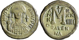 Justinian I, 527-565. Follis (Bronze, 32 mm, 13.56 g, 6 h), Ravenna, RY 34 = 560/1. D N IVSTINIANVS P I C (sic!) Helmeted, diademed and cuirassed bust...