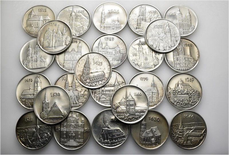 A lot containing 25 silver medals (ca. 375 g) in the original coin case of Numis...