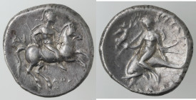 Mondo Greco. Calabria. Taranto. 272-235 a.C. Nomos/Didracma. Ag. D/ Cavaliere con elmo crestato, su cavallo al galoppo a destra, tiene scudo e due lan...