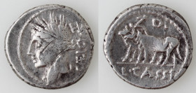 Repubblica Romana. Gens Cassia. L.Cassius Caecianus. 102 a.C. Denario. Ag. D/ Testa di Cerere verso sinistra CAEICIAN e F dot. R/ Due buoi con giogo v...