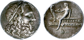 ROYAUME DE MACÉDOINE
Antigone Doson (229-221) : Tétrarachme à la tête de Poséidon couronnée d'algues à droite - R/: Apollon nu assis sur une proue de...