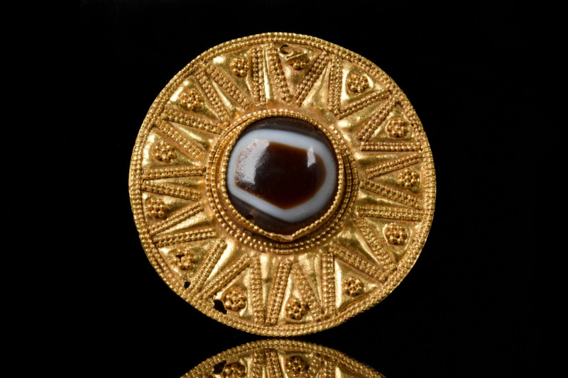 HELLENISTIC GOLD BROOCH WITH AGATE EYE
Ca. 300-100 BC. A finely rendered Greek ...