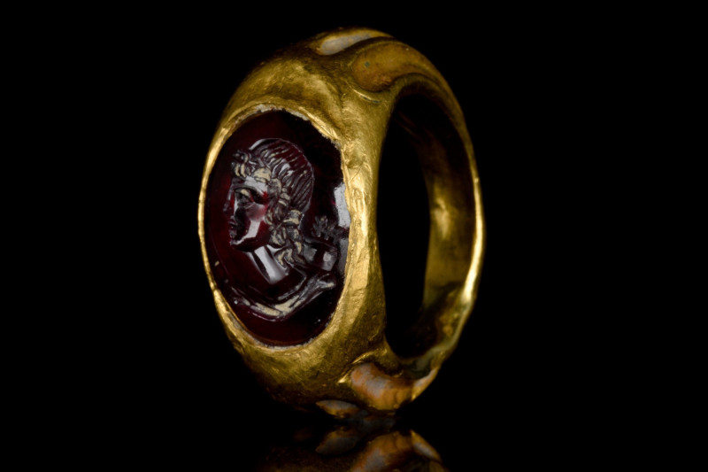 ROMAN GOLD AND GARNET INTAGLIO RING WITH DIANA
Ca. 100-300 AD. A wearable gold ...